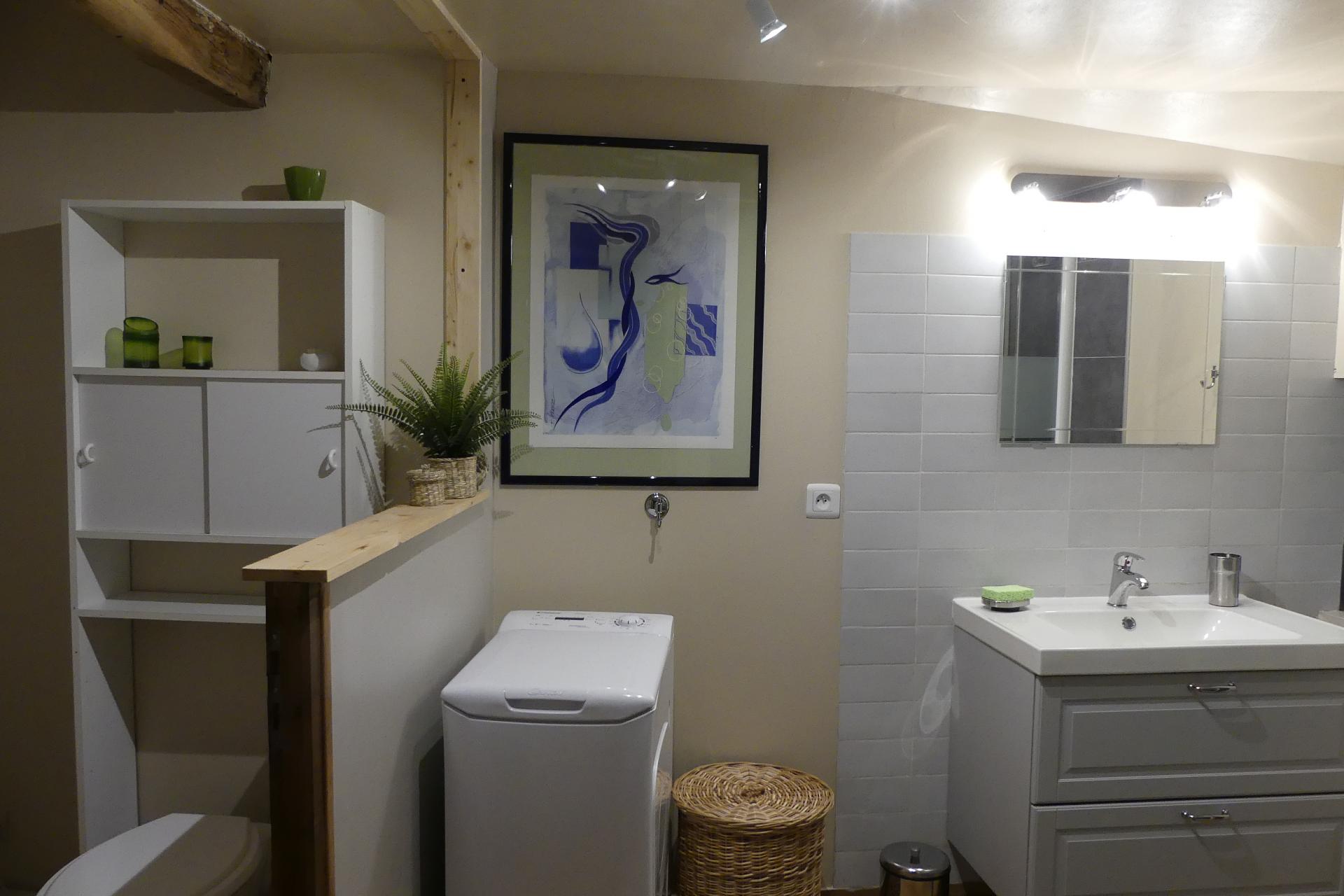 La salle de bain avec aperçu de l'espace séparé pour les WC